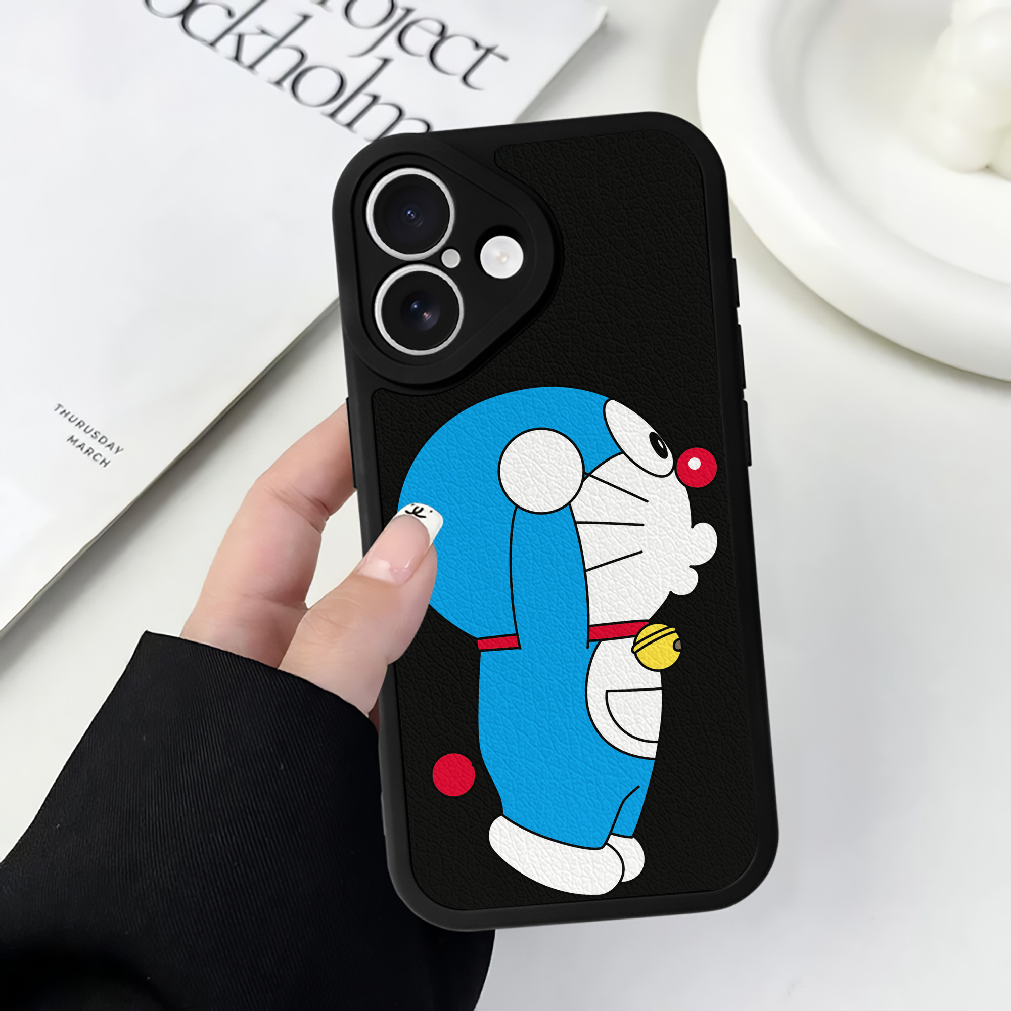 （画像用） ドラえもん Doraemon 【iPhone 16シリーズ対応】シリコンスマホケース（レザー調） 材質：シリコン